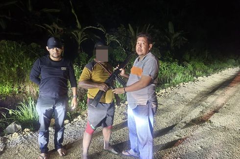 Kepala Suku di Manokwari Serahkan Senpi Rakitan Jenis AK-47 kepada Polisi