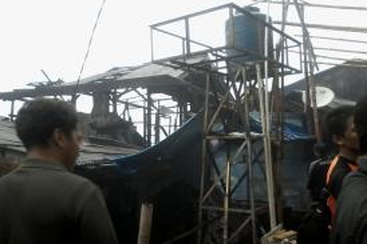 Puing-puing rumah sisa kebakaran yang terjadi di dekat mal Gandaria City, Jumat (27/6/2014).