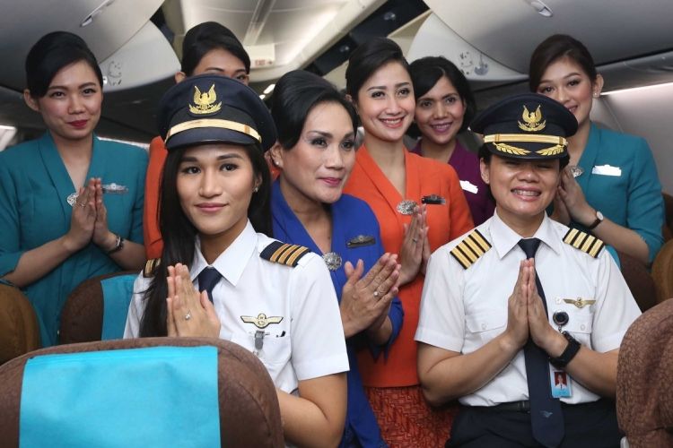 Para awak kabin Garuda Indonesia berpose usai melakukan penerbangan bertajuk Kartini Flight di Bandara Soekarno-Hatta, Jumat (21/4/2017). Garuda Indonesia menggelar Kartini Flight dalam rangka menyambut Hari Kartini. Seluruh petugas penerbangan dari pilot, pramugari hingga teknisi adalah perempuan.