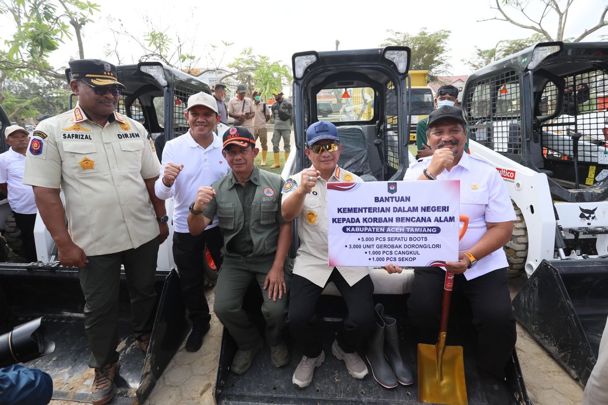 Menteri Dalam Negeri (Mendagri) sekaligus Ketua Satuan Tugas (Kasatgas) Percepatan Rehabilitasi dan Rekonstruksi Pascabencana Sumatera, Muhammad Tito Karnavian menyalurkan bantuan terpadu dari Presiden RI Prabowo Subianto dan Kementerian Dalam Negeri (Kemendagri) di Kompleks Kantor Bupati Aceh Tamiang, Aceh, Jumat (23/1/2026).