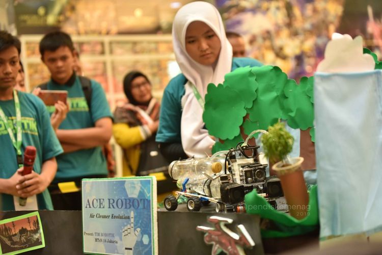 Direktorat Jenderal Pendidikan Islam menggelar Kompetisi Robotik Madrasah di Surabaya (16-17/11/2019) mengangkat tema Robots Save the Earth: Green Energy and Environmental Issues dan diikuti madrasah dari jenjang mulai dari MI, MTs, hingga MA baik swasta dan negeri dari seluruh Indonesia.