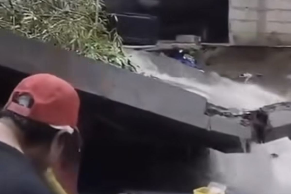 Beton Pembatas Kali Roboh di Pasar Minggu, Air Genangi Permukiman Warga