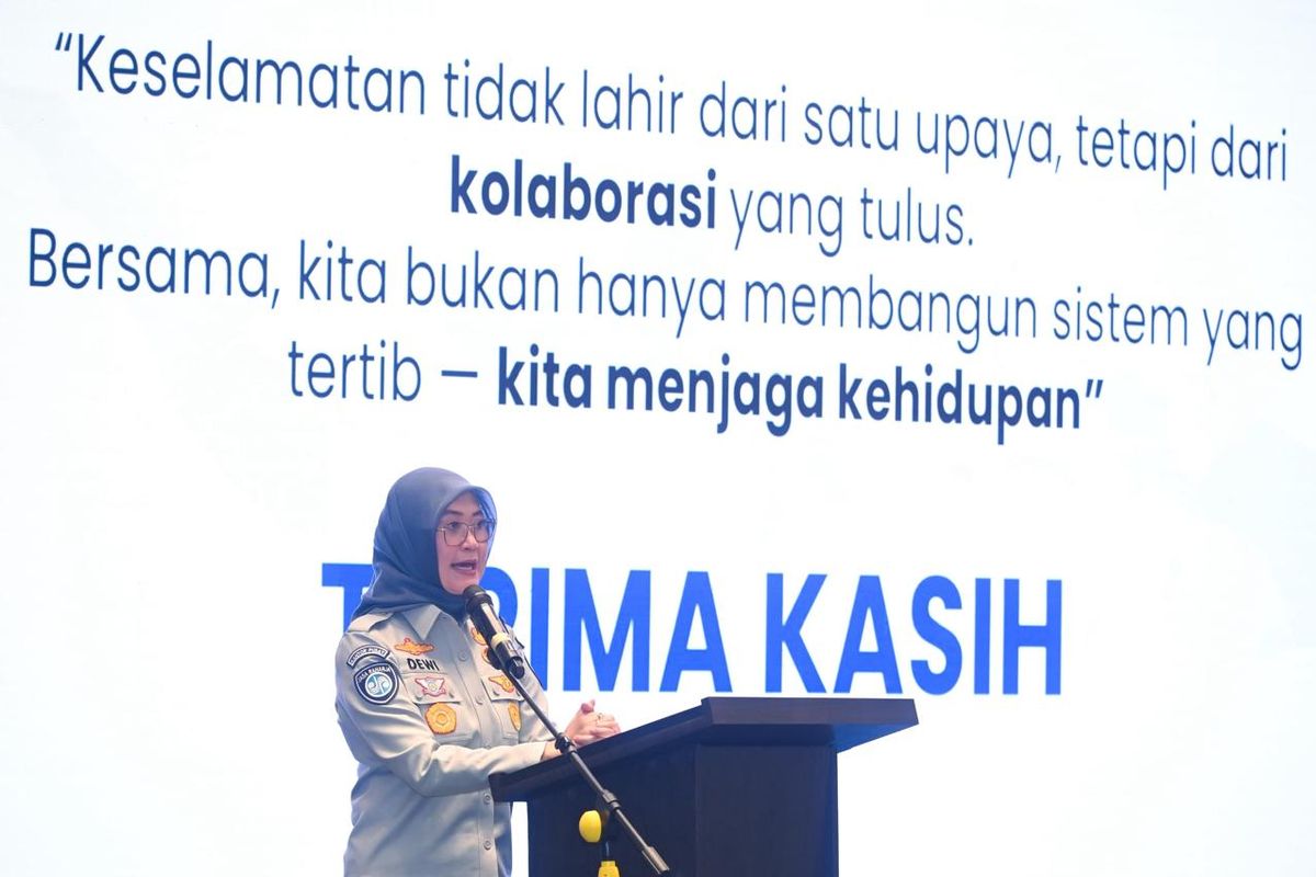 Pelaksana Tugas (Plt) Direktur Utama Jasa Raharja Dewi Aryani Suzana dalam Rapat Kerja Teknis (Rakernis) Direktorat Penegakan Hukum (Ditgakkum) Korlantas Polri Tahun Anggaran 2025 di Bandung, Jawa Barat, Rabu (12/11/2025).