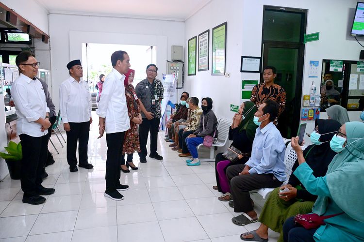 Presiden Joko Widodo meninjau langsung Puskesmas Toroh 1, Kabupaten Grobogan, Provinsi Jawa Tengah, pada Selasa (23/01/2024).