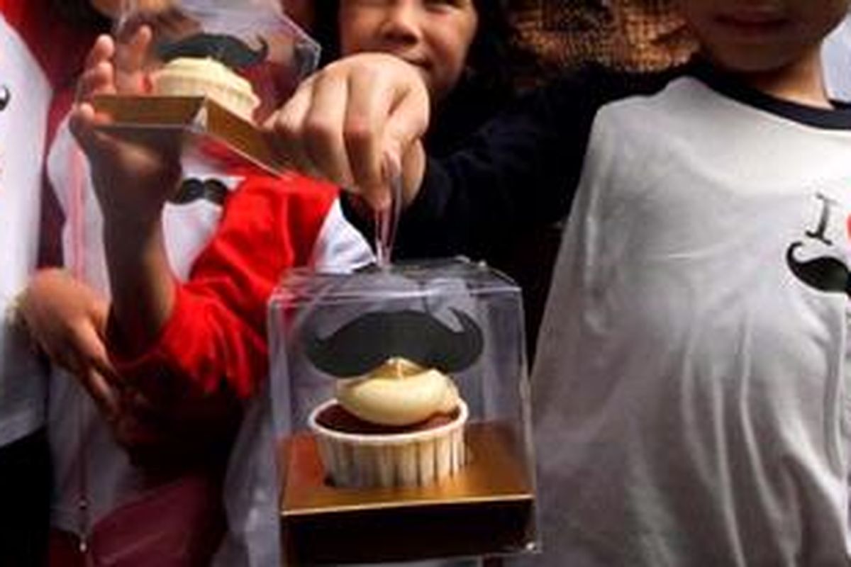 Kue serta aksesori bergambar kumis di TPS 1, Jalan Teuku Umar, Kelurahan Gondangdia, Kecamatan Menteng, Jakarta Pusat, Rabu (11/7/2012).