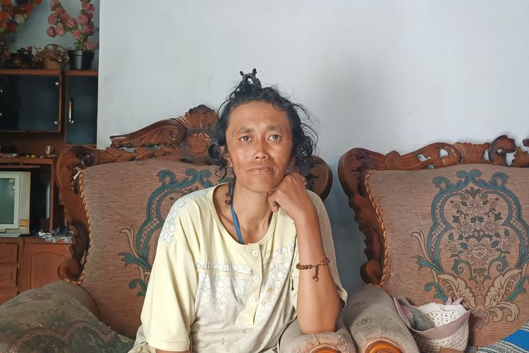 Warini (45) warga Desa Ketindan, Kecamatan Lawang pekerja petih teh di Kebun Teh Wonosari, Kecamatan Singosari, Kabupaten Malang.