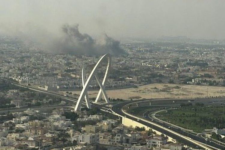 Asap membubung dari sebuah bangunan di Doha, Qatar, setelah Israel melancarkan serangan yang menargetkan pimpinan Hamas, Selasa (9/9/2025). China kecam serangan Israel di Qatar yang targetkan pemimpin Hamas. Beijing desak Israel untuk kembali ke meja negosiasi.