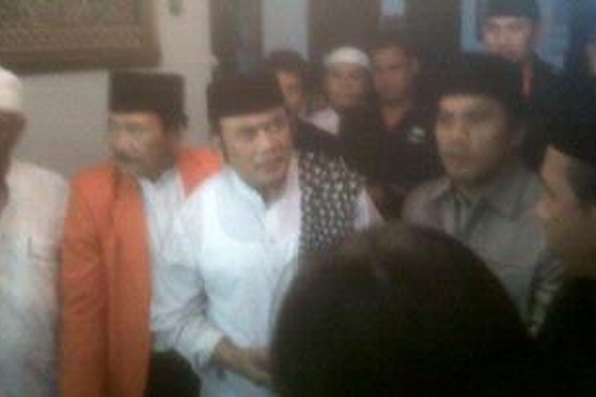 Rhoma Irama (tengah, berbaju koko putih) menghadiri acara Gebyar Muharram di Kemanggisan, Palmerah, Jakarta Barat, Minggu (2/12/2012) malam.