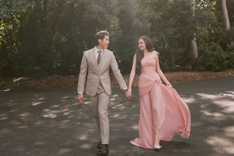 Prewedding Syifa Hadju dan El Rumi di London tampil elegan dengan dress pink lembut, jas beige, makeup natural, dan nuansa romantis.

