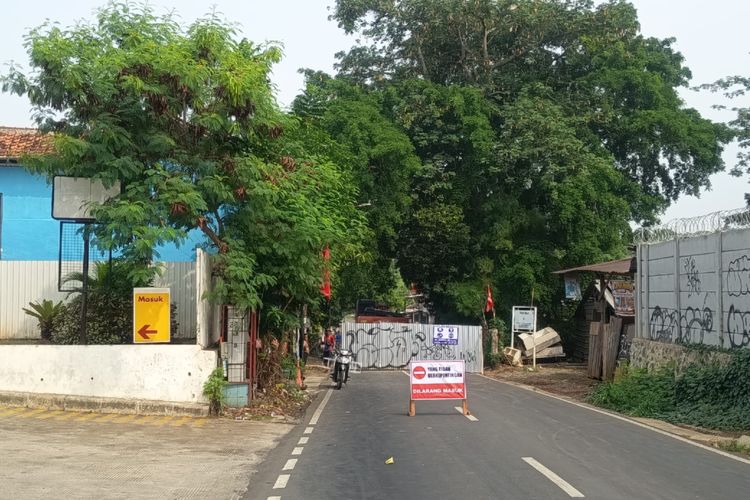 Jalan Merpati Raya Tangsel Ditutup, Pedagang Mengeluh Omzet Turun dan Pengendara Harus Memutar
