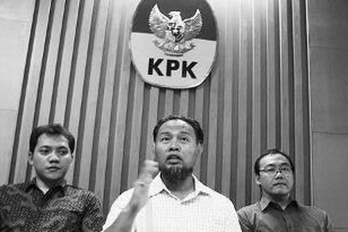 Perwakilan pembela KPK, Taufik Basari (dari kiri), Bambang Widjojanto, dan Alexander, memberikan penjelasan seusai rapat tertutup dengan unsur pimpinan KPK di Jakarta, Selasa (22/9/2009). 