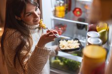 Mengapa Sebelum Menstruasi Ada Keinginan Makan Semua Makanan?