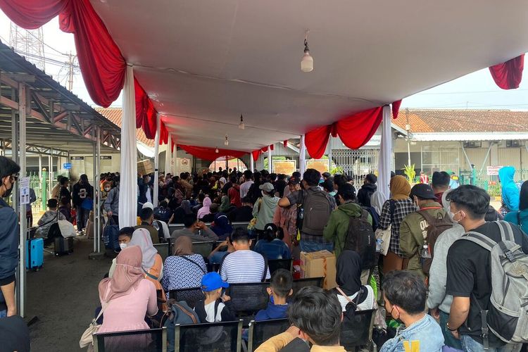 Situasi Stasiun Rangkasbitung di Kabupaten Lebak, Provinsi Banten ramai oleh pemudik yang hendak naik kereta lokal ke Pelabuhan Merak, Kamis (20/4/2023).