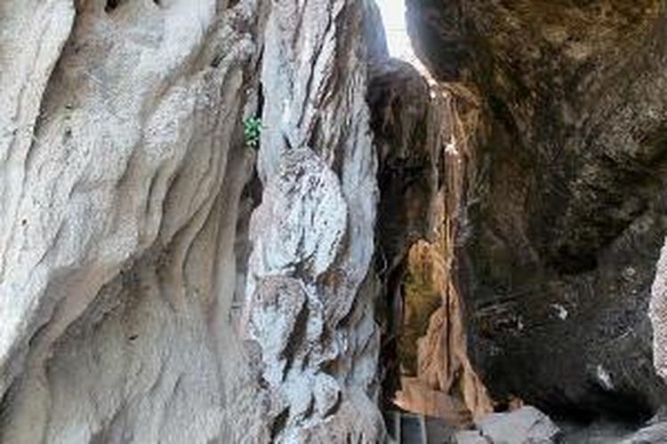 Stalagmit dan stalaktit dengan lubang goa yang menganga. Pengunjung dapat menikmati keunikan Goa Batu Cermin ini selama hampir satu jam karena berbagai keunikan di dalamnya.