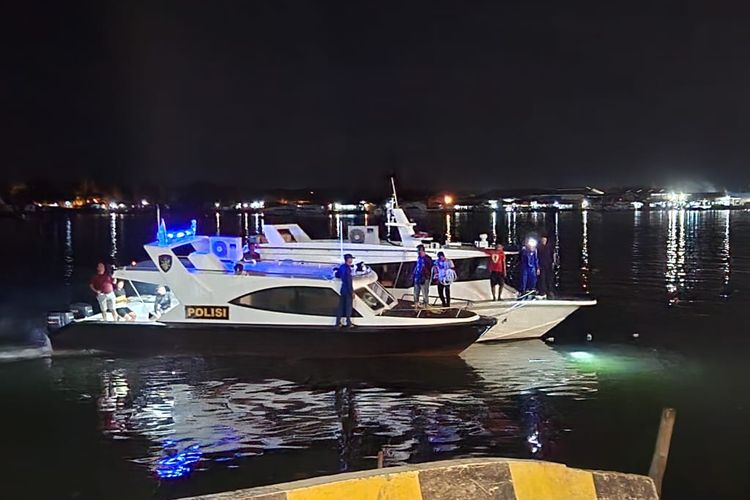 Speedboat puskesmas Kepulauan Anambas saat hendak ditarik ke Dermaga Pelantar II Kota Tanjungpinang, Kamis (3/11/2022) malam.