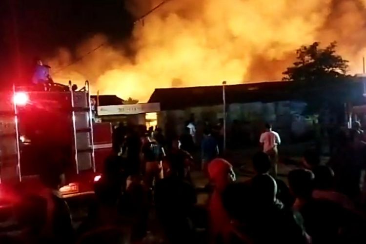 Sebanyak 24 rumah di Kelurahan Kota Karang hangus terbakar pada Rabu (6/7/2022) malam. Seorang ibu dan bayi tewas terbakar dalam peristiwa ini.