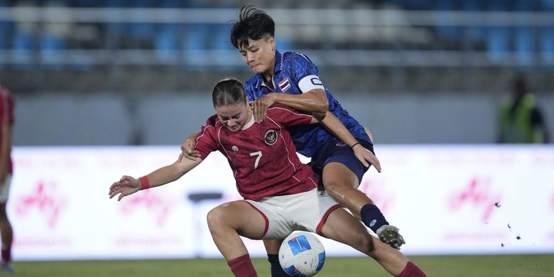 Aksi gelandang Timnas Putri Indonesia, Felicia de Zeeuw, saat melindungi bola dari pemain Thailand Sornsai Pitsamai pada Laga pertama Grup A SEA Games 2025 Timnas Putri Indonesia vs Thailand digelar di Stadion Chonburi, Thailand, pada Kamis (4/12/2025) malam WIB.