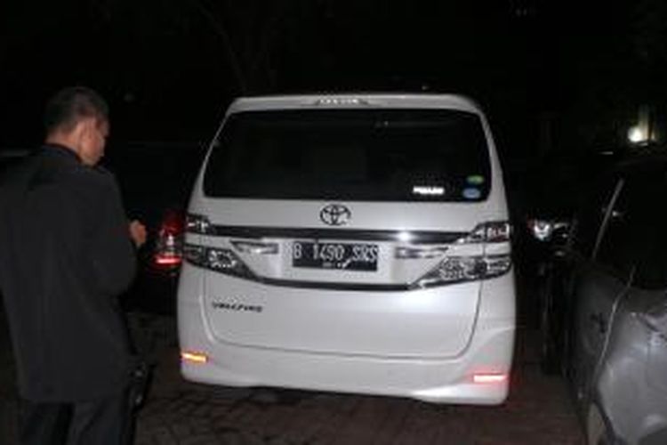 Petugas Komisi Pemberantasan Korupsi mencatat nomor polisi mobil Toyota Vellfire B 1490 SRS yang baru tiba di Gedung KPK, Jakarta, Kamis (13/2/2014) malam. Mobil ini disita dari salah satu anggota DPRD Banten terkait penyidikan kasus dugaan pencucian uang yang menjerat Tubagus Chaeri Wardana alias Wawan.