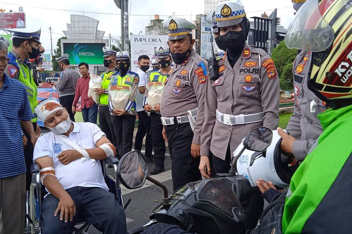 Korban kecelakaan lalu lintas dihadirkan untuk memberikan contoh keselamatan berkendara adalah yang utama dalam Operasi Zebra di Bandar Lampung, Jumat (14/10/2022).
