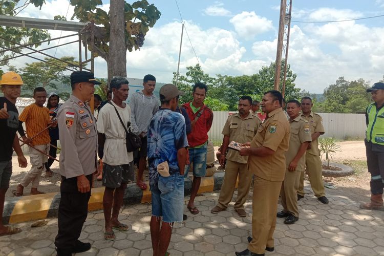 Sejumlah warga dari Desa Puna dan Desa Konbaki, Kecamatan Polen, Kabupaten Timor Tengah Selatan (TTS), Nusa Tenggara Timur (NTT), memblokade akses jalan masuk menuju pembangunan mega proyek Bendungan Temef.