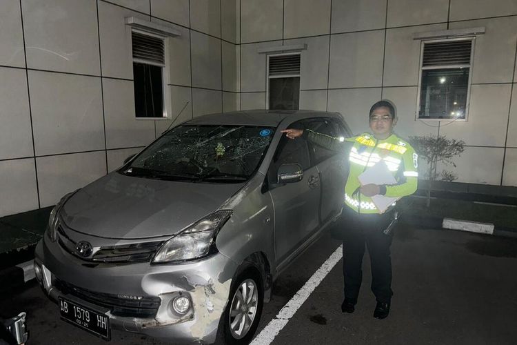 Mobil yang terlibat tabrak lari dua pemotor dan sempat dirusak massa saat diamankan di Mapolda DIY, Jumat (18/10/2024).