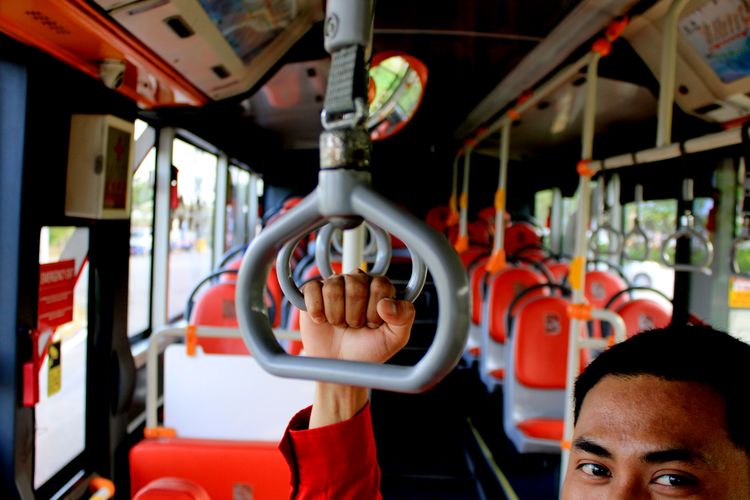 Interior shutte bus yang disediakan Pemkot Kota Surabaya untuk pengangkutan penonton menuju Stadion Gelora Bung Tomo Surabaya selama bergulirnya Piala Dunia U17 2023 Indonesia.