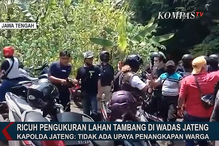 Kericuhan terjadi di Desa Wadas, Kecamatan Bener, Purworejo, imbas pengukuran lahan yang berujung penolakan warga, Selasa (8/2/2022). Sebelumnya, pengukuran lahan oleh BPN yang akan dijadikan tambang andesit guna pembangunan Bendungan Bener di Purworejo mendapatkan penolakan dari warga hingga terjadi kericuhan.