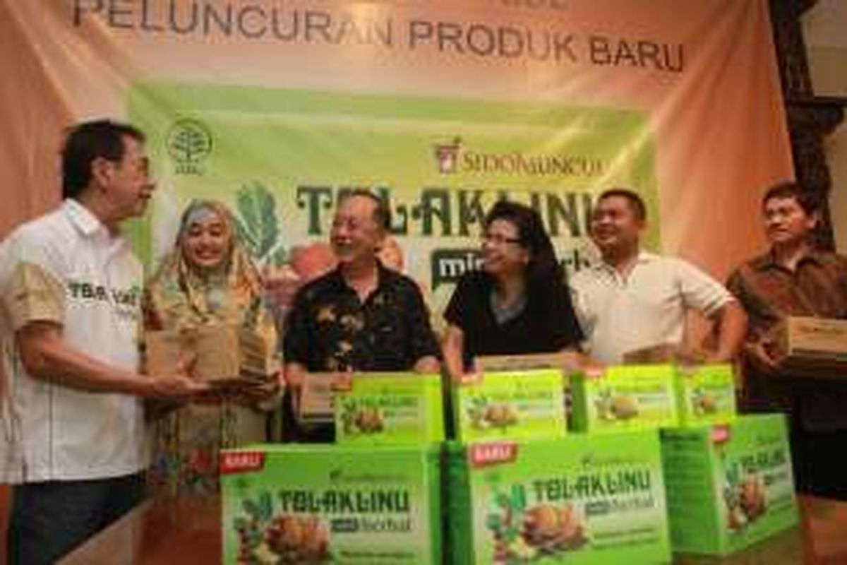 Direktur PT Sido Muncul Irwan Hidayat menunjukkan varian baru obat herbal buatan perusahaannya, Tolak Linu Mint Herbal. Produk ini menyasar penderita pegal linu, terutama usia 40 tahun ke atas.