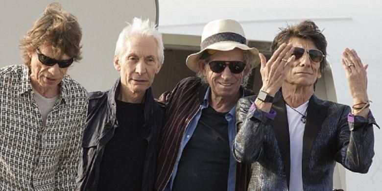 (Dari kiri ke kanan) Mick Jagger, Charlie Watts, Keith Richards, dan Ronnie Wood, tiba di bandara Jose Marti, Havana, Kuba, Kamis (24/3/2016). 
