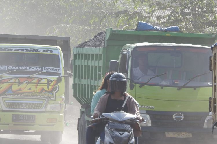 Armada truk pasir di Lumajang tidak menutup muatan membuat warga terganggu, Rabu (3/8/2022)