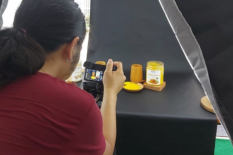 Proses pembangilan gambar bagi produk UMKM yang dilakukan oleh para pemuda di Jember 