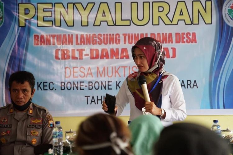 Bupati Luwu Utara Indah Putri Indriani saat menyerahkan Bantuan Langsung Tunai (BLT) Dana Desa, Rabu (27/5/2020).