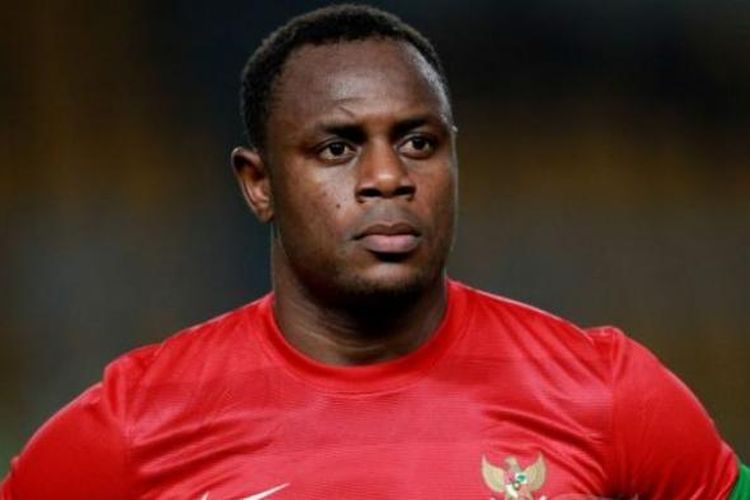 Pemain Timnas Indonesia, Victor Igbonefo sebelum bertanding melawan China pada pertandingan kualifikasi Piala Asia 2015 di Stadion Utama Gelora Bung Karno (SUGBK), Senayan, Jakarta Pusat, Selasa (15/10/2013) malam. Pertandingan berakhir imbang dengan skor 1-1. KOMPAS IMAGES/KRISTIANTO PURNOMO 