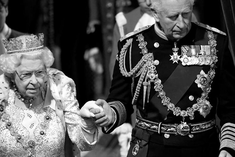 Ratu Elizabeth II dan Pangeran Charles.

