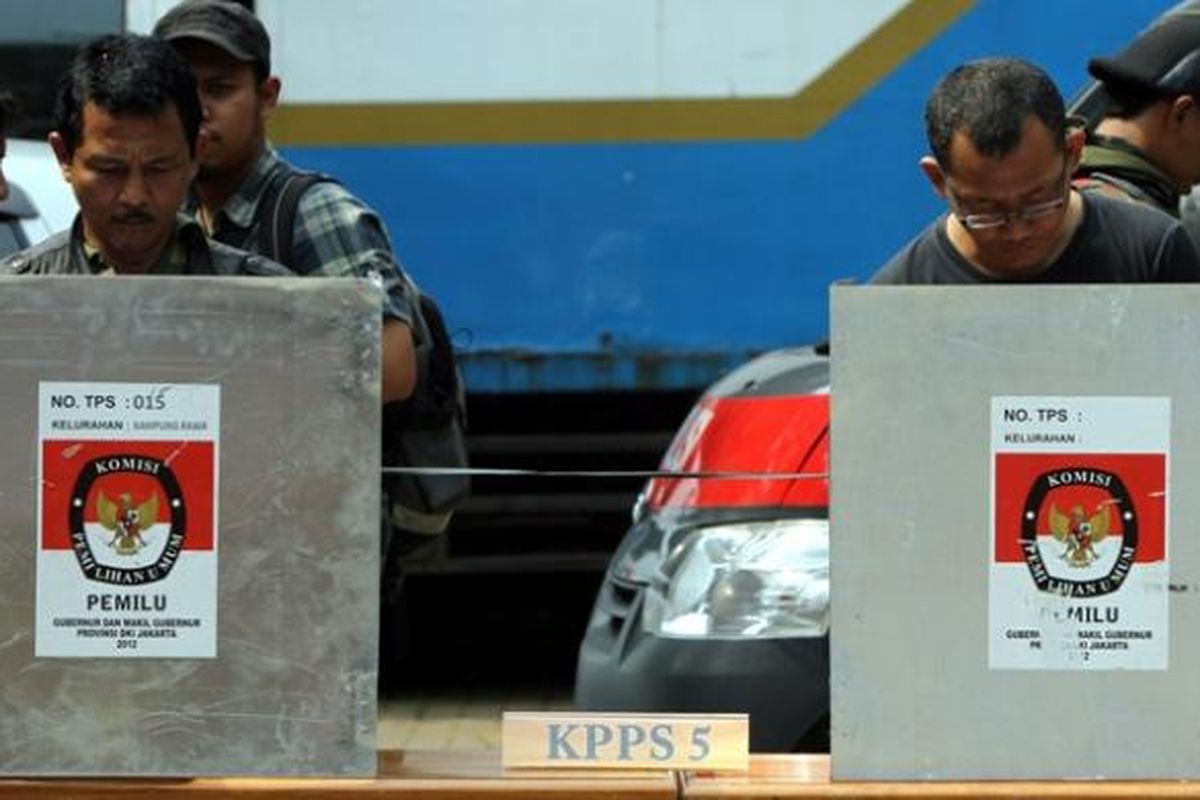 Ilustrasi pemungutan suara: Warga memberikan suara saat simulasi pemungutan suara di TPS Kecamatan Tanah Abang, Jakarta Pusat, Senin (3/3/2013).   