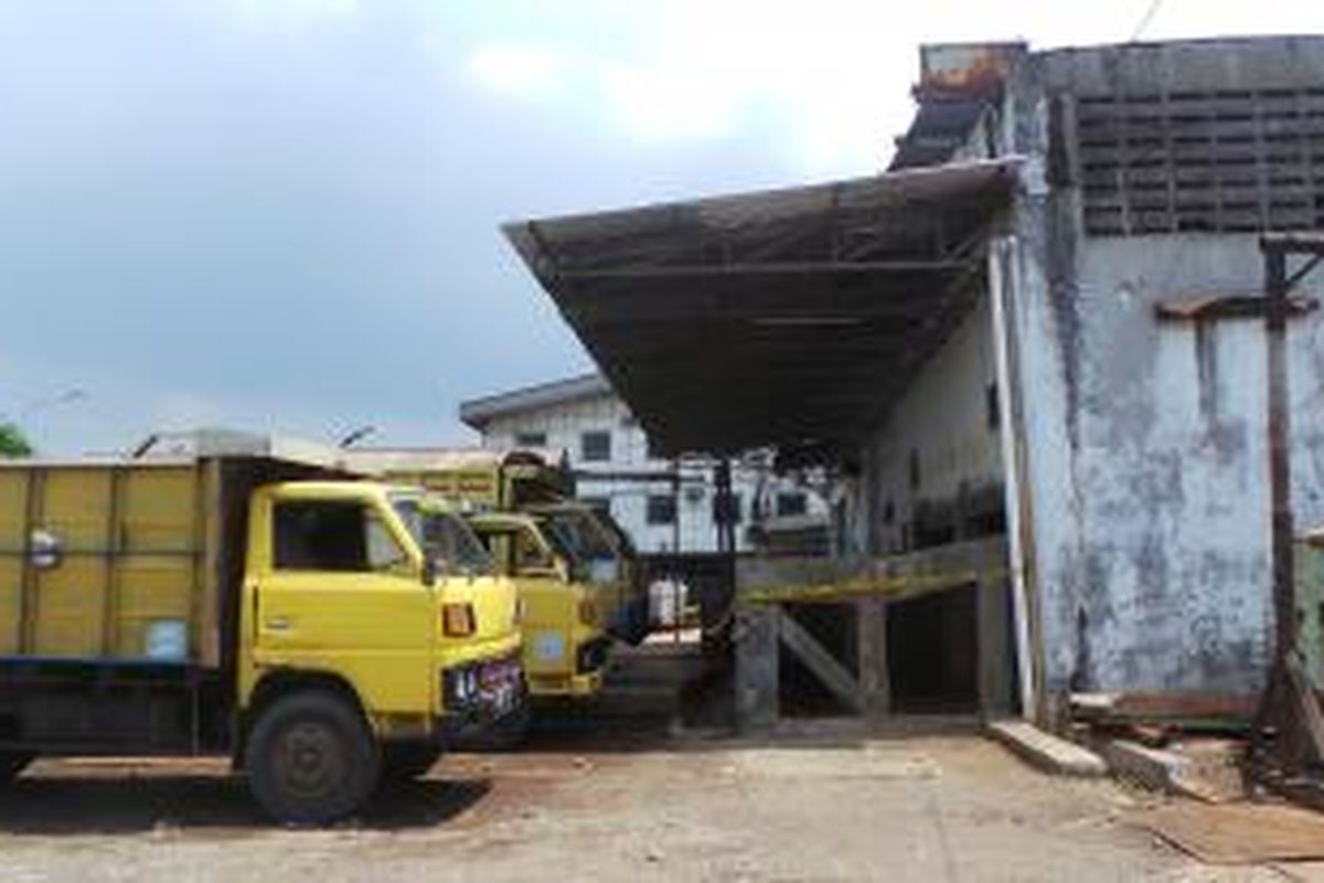 Pabrik es balok di Kawasan Industri Pulogadung, Cakung, Jakarta Timur yang digerebek polisi. Jumat (27/3/2015).