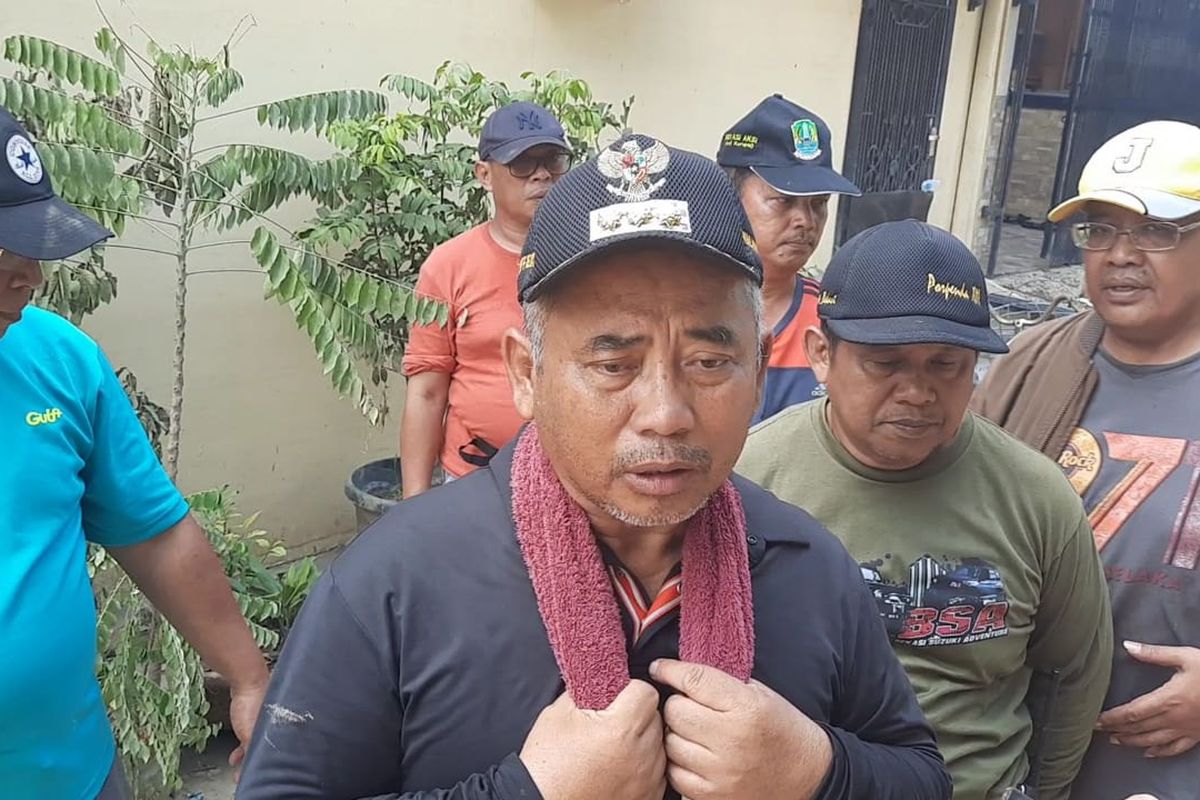 Wali Kota Bekasi Rahmat Effendi selepas meninjau sejumlah perumahan yang cukup parah terdampak banjir di Kota Bekasi, Selasa (14/1/2020).
