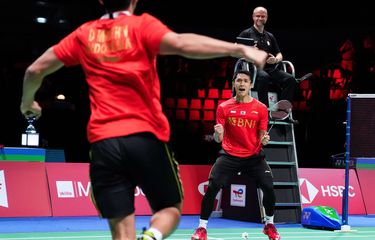 Tunggal putra Indoensia Indonesia Jonatan Christie (kanan) melakukan selebrasi dengan berteriak seraya mengepalkan kedua tangannya setelah mengalahkan tunggal putra China Li Shifeng dalam babak final Piala Thomas, di Aarhus, Denmark, Minggu (17/10/2021). Indonesia berhasil merebut Piala Thomas 2020 setelah berhasll mengalahkan China di babak final dengan skor 3-0.