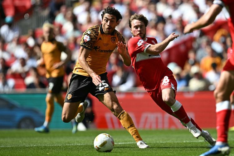Matt Crooks (kiri) berebut bola dengan Aidan Morris (kanan) dalam pertandingan final play-off promosi Premier League antara Hull City vs Middlesbrough di Stadion Wembley di London pada 23 Mei 2026. (Foto oleh Paul ELLIS / AFP)