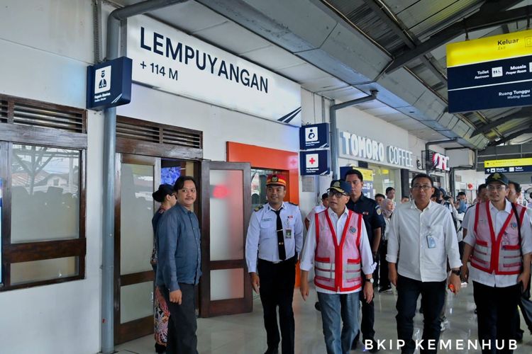 Menhub Budi Karya Sumadi saat melakukan peninjauan ke Stasiun Lempuyangan, Yogyakarta, Senin (11/3/2024).
