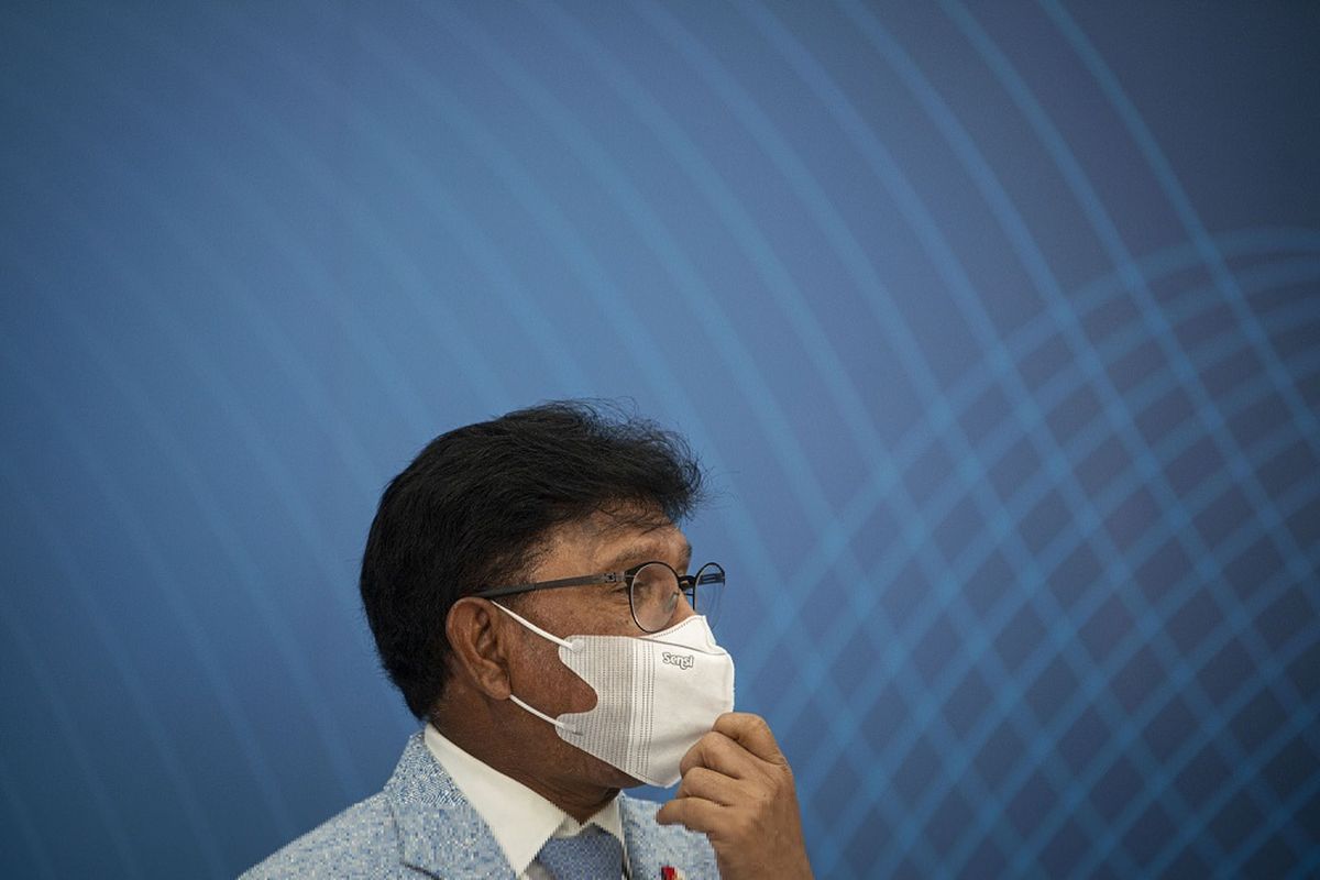 Menteri Komunikasi dan Informatika Johnny Gerard Plate memberikan keterangan kepada wartawan terkait putusnya kabel laut fiber optik ruas Biak-Jayapura di Jakarta, Senin (7/6/2021). Pemerintah dan Telkom saat ini masih melakukan penanganan pada putusnya kabel laut akibat faktor alam yang berdampak pada total trafik dari normal sistem komunikasi di seluruh Papua sekitar 154 gbps dari total trafik di Papua 464 gbps. atau terdampak sepertiga dari total trafik. ANTARA FOTO/Aditya Pradana Putra/rwa.

