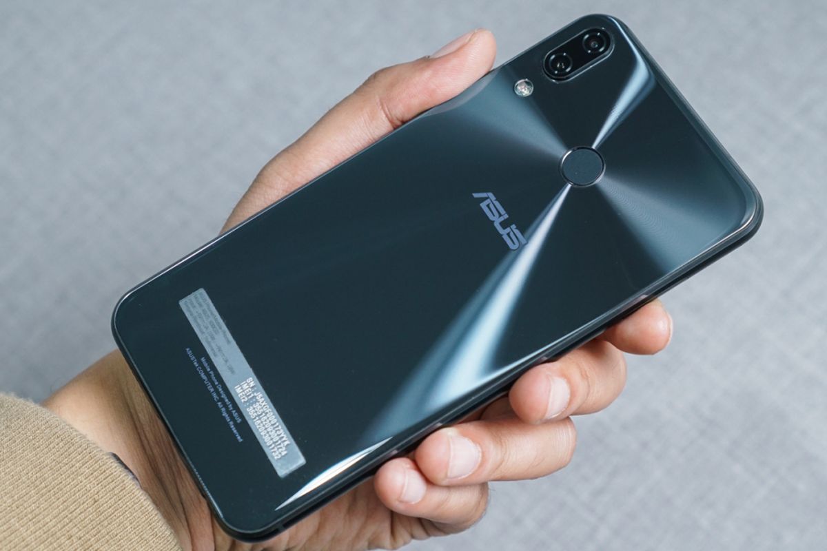 Bagian belakang ZenFone 5 memiliki kilau metalik yang berpusat di pemindai sidik jari berbentuk bundar di atas logo Asus. Di pojokan kiri atas tampak modul kamera ganda berikut LED flash.