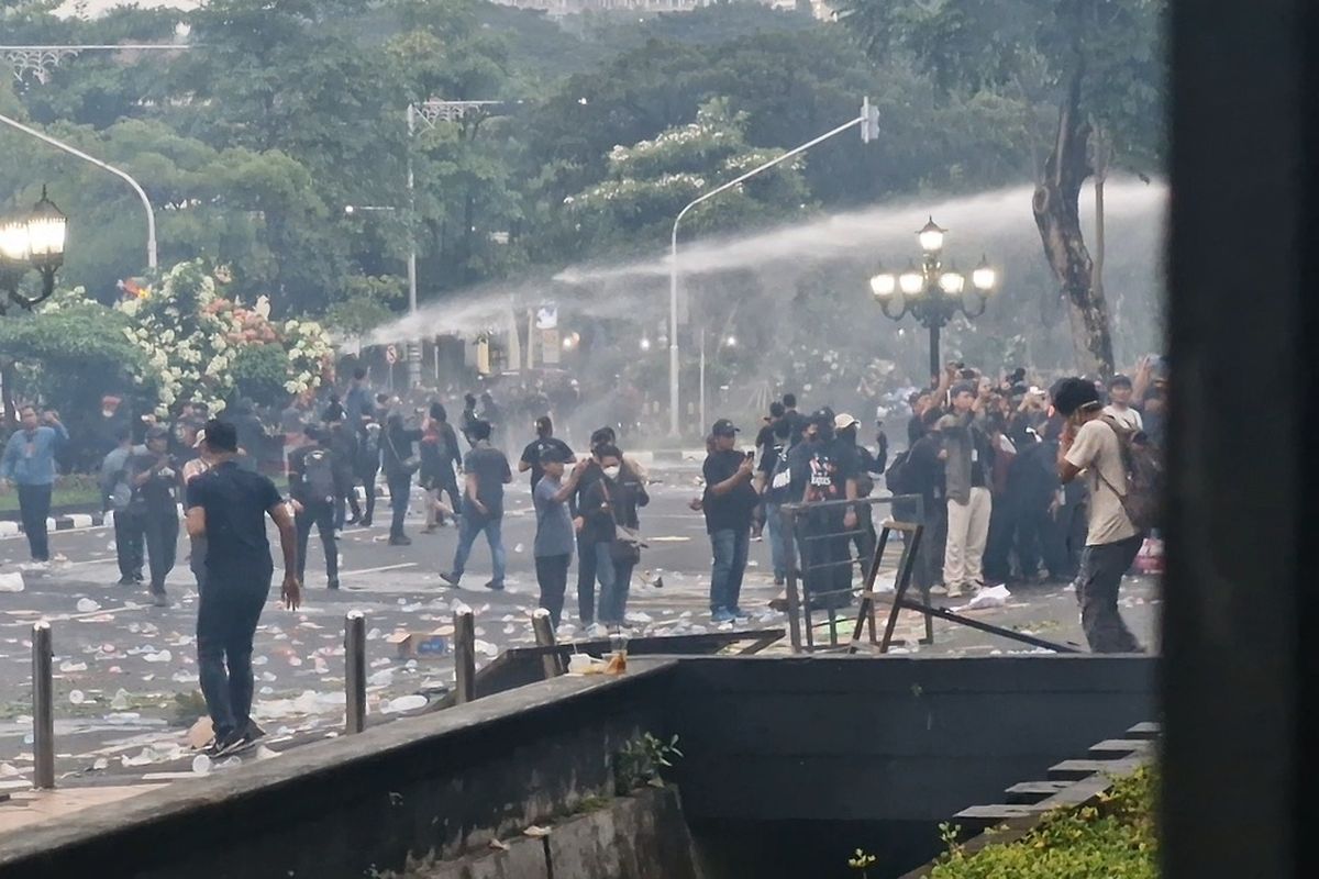 Suasana kericuhan massa aksi May Day di Semarang, Kamis (1/5/2024).