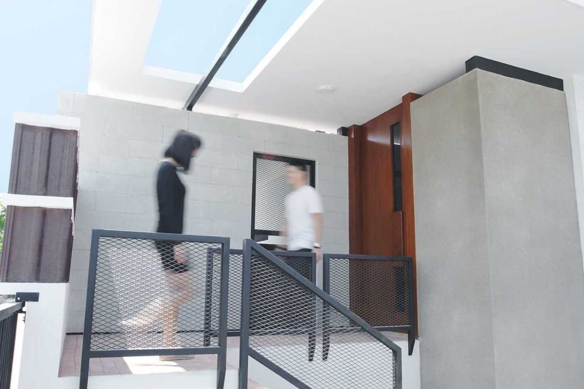 Teras rumah minimalis dengan skylight.

