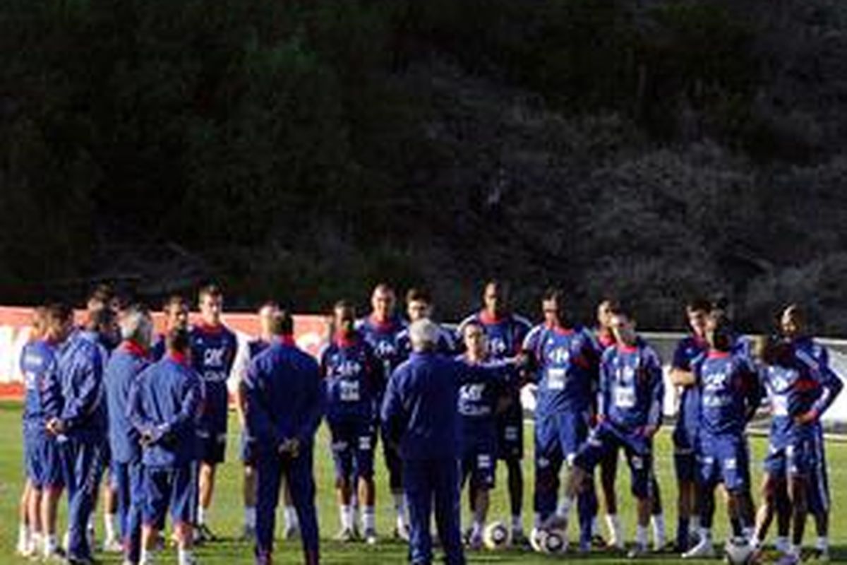 Pelatih Perancis Raymond Domenech (tengah) berbicara kepada para pemainnya dalam sesi latihan di Field of Dreams di Knysna, Sabtu (19/6/2010). Sehari sesudahnya, para pemain mogok berlatih.
