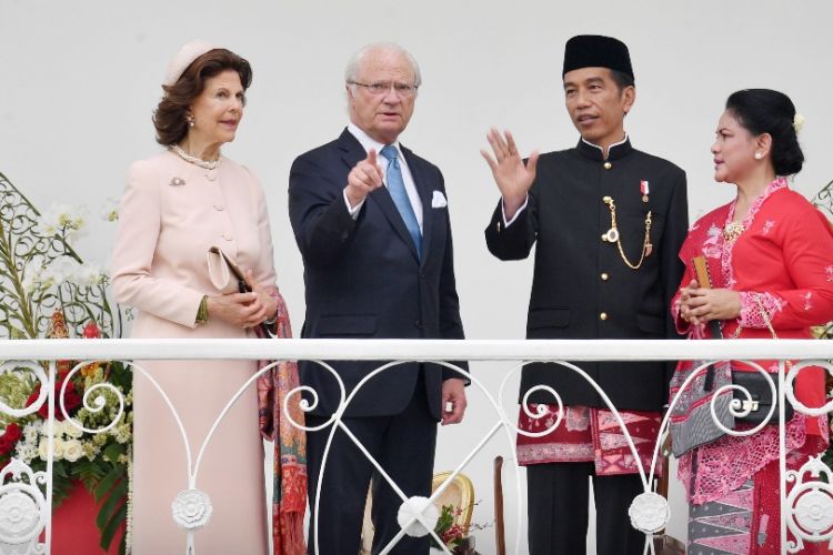 Presiden Joko Widodo saat menyambut Raja Swedia Carl XVI Gustaf di Istana Bogor, Senin (22/5/2017).