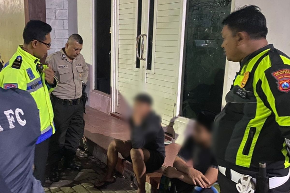 Polisi menindaklanjuti kejadian perang sarung dengan senjata tajam di Balai RW 3, Jalan Kepiting, Keluruhan Tunjungsekar, Kecamatan Lowokwaru.