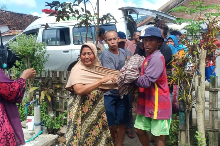 Jenazah anak tenggelam di bendungan dibawa ke rumah duka, Sabtu (28/05/2022).