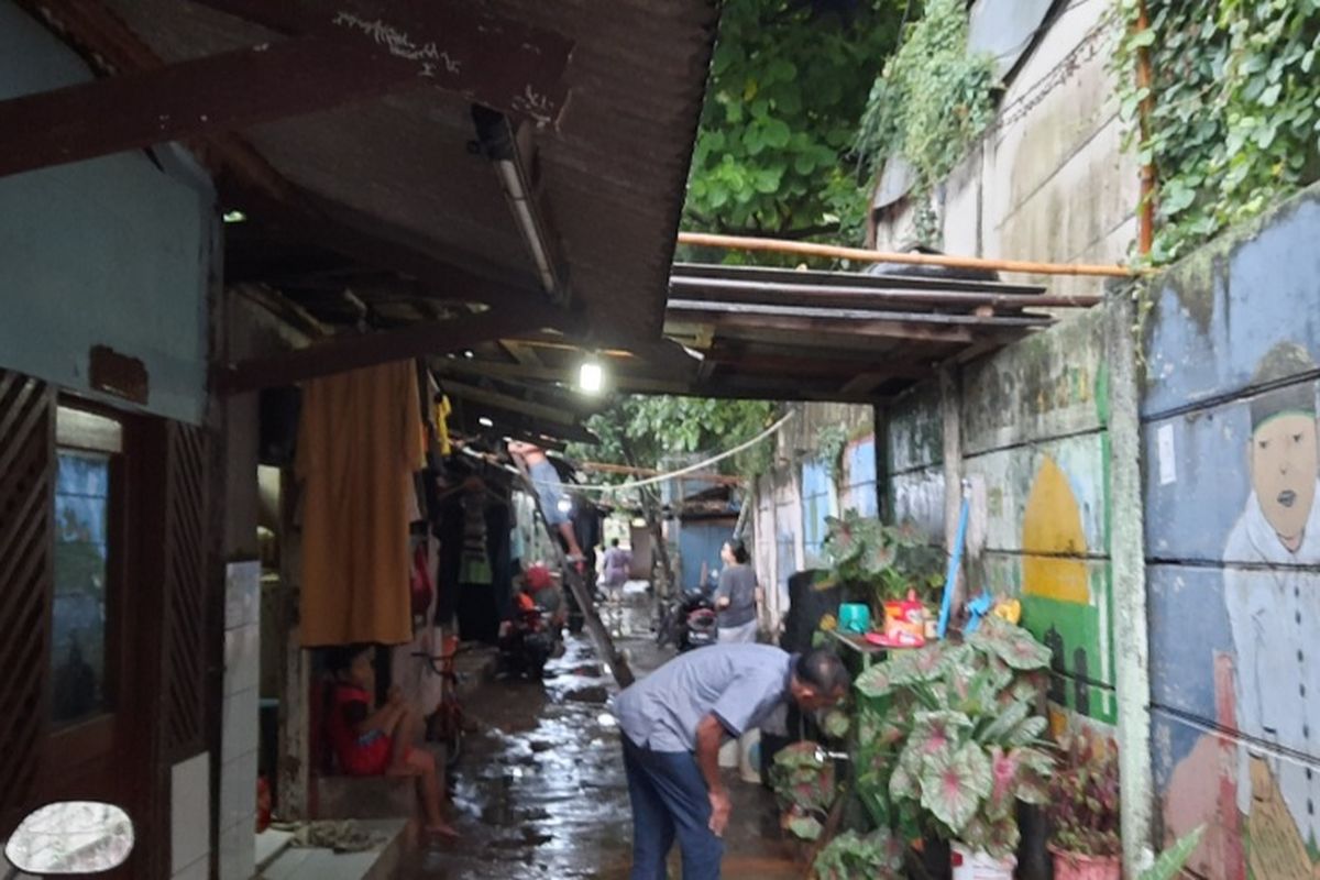 Kondisi permukiman di kompleks TPU Kebon Nanas, Cipinang Besar Selatan, Jatinegara, Jakarta Timur.