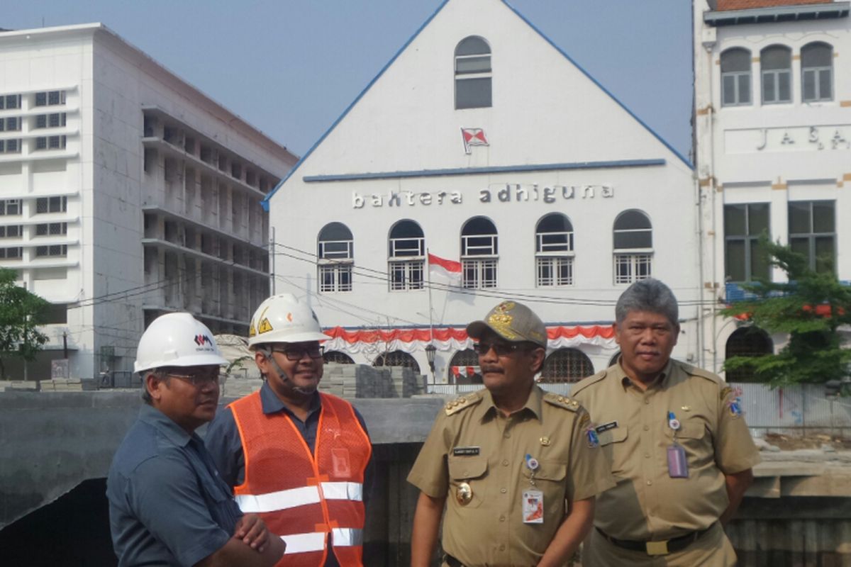 Gubernur DKI Jakarta Djarot Saiful Hidayat meninjau pembangunan Kalibaru yang merupakan bagian dari revitalisasi kawasan Kota Tua tahap 1, Selasa (12/9/2017). 